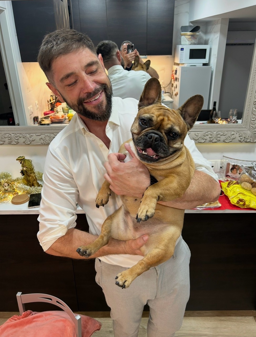 Israel sosteniendo a Bimba con cariño